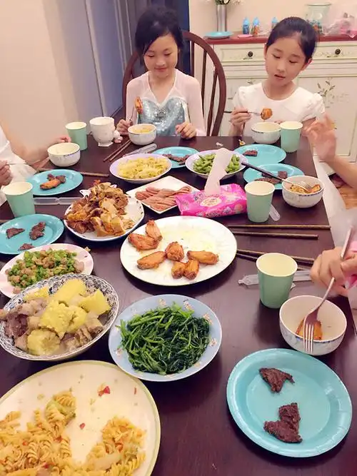 想通过较大的派对来让孩子感受到来自家庭的关爱;从爸爸的角度来说,是