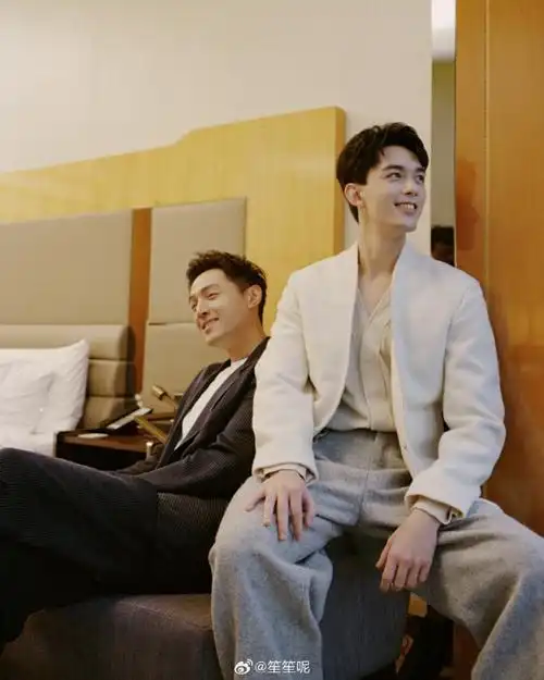 梦回琅琊榜!胡歌吴磊拍双人大片随性自然