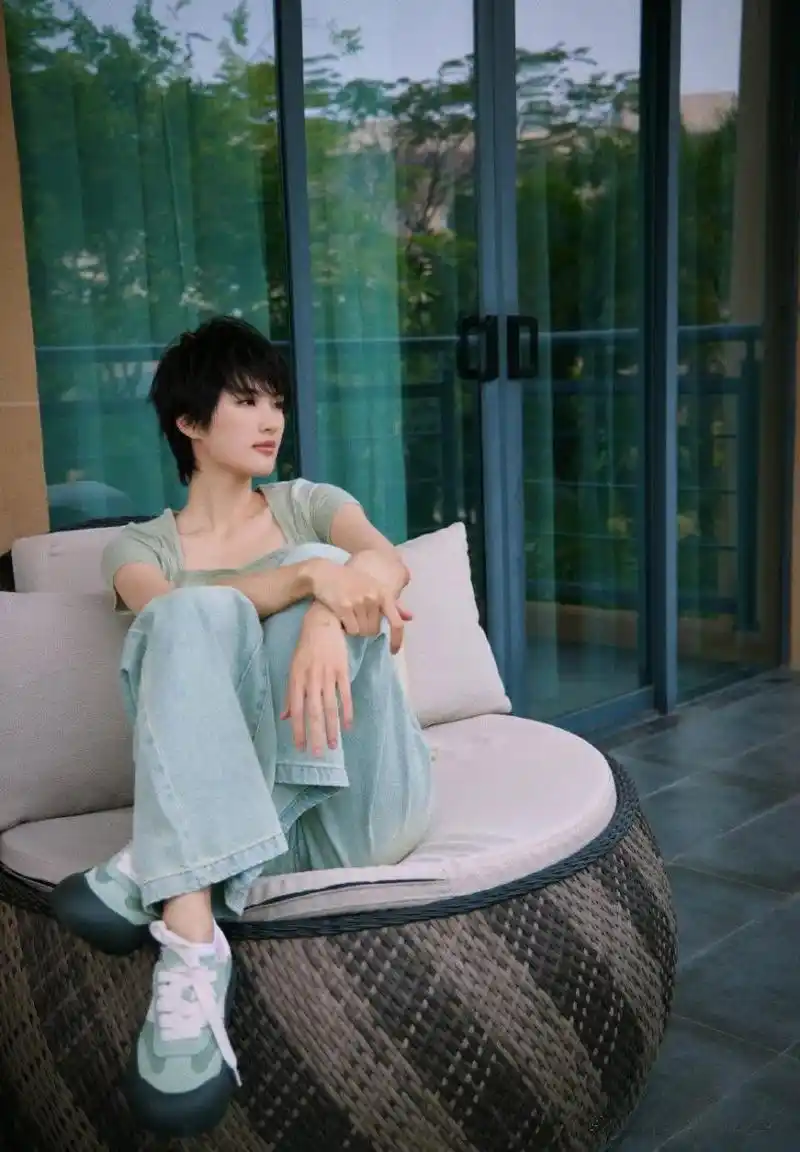 姚安娜干净利落的短发