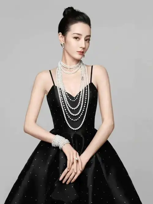 迪丽热巴戴珍珠项链的优雅黑天鹅