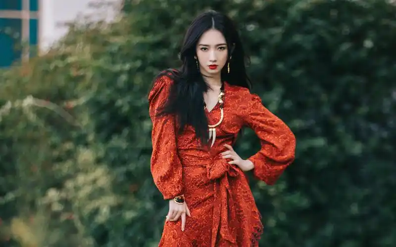 孟美岐酷飒火热高清桌面壁纸