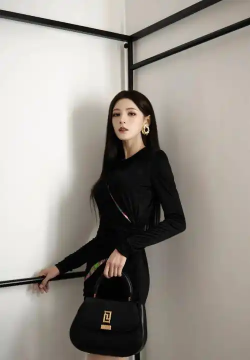 张予曦扫楼造型引热议,完美腰臀比与修长美腿,让人心动不已_身材_短裙