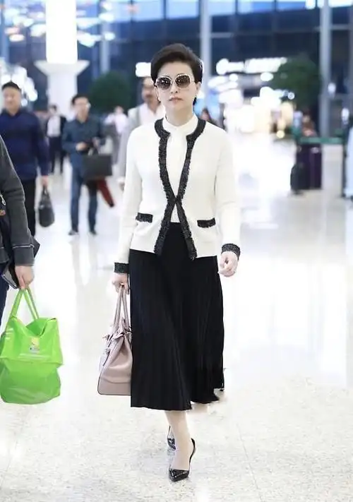 杨澜会打扮才有气质,走机场穿红毛衣灰西装,全身都贵但没有贵气|牛仔