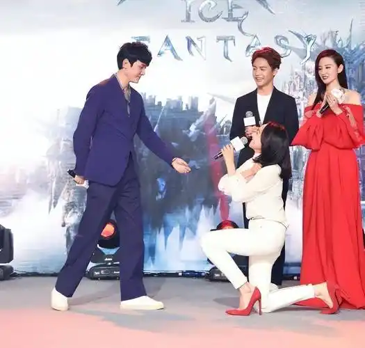 从2015年开始宋茜便跟冯绍峰连续合作了两部戏,合作期间两人暧昧不断