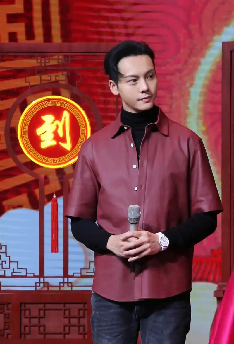 春晚大联欢##春晚面孔#陈伟霆在春晚倒计时中,一笔成犬画了一个特别