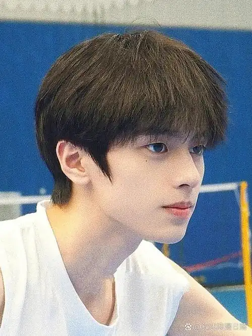 不烫不染也好看的发型 少年感微分碎盖