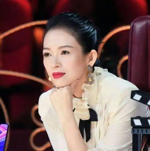 原创41岁章子怡素颜现身状态令人唏嘘网友不画眉毛都变老了