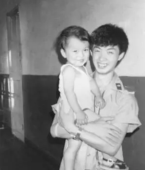 "毒舌"舞蹈家金星变性前戎装照曝光