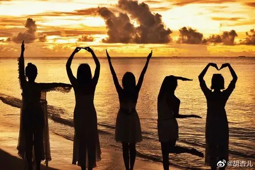 胡杏儿穿吊带裙海滩漫步,与闺蜜团凹造型,背影性感撩人