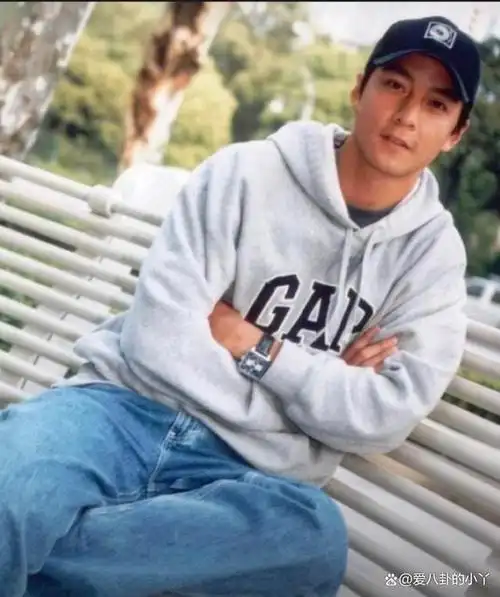 男明星还在追求冷白皮看看这8位黑皮肤照样可以惊艳四座