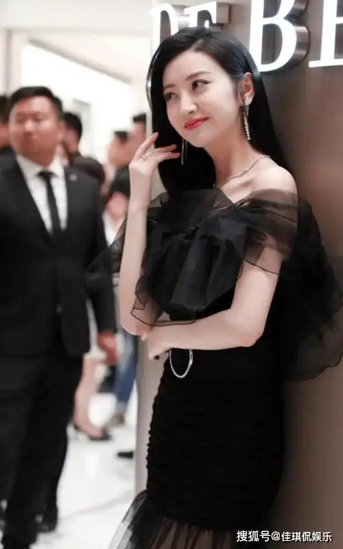 分手后的景甜焕然一新,以整容式变美,穿上无痕衣竟不见一丝赘肉