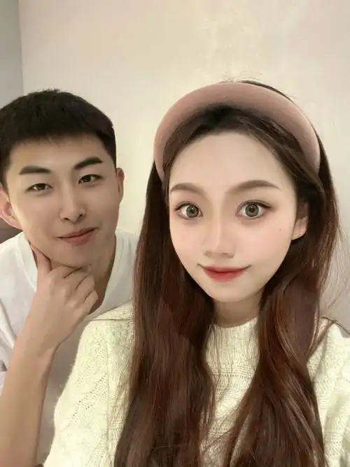 情侣  分享一组大头照 和男朋友一起照相好烦,每次用完瘦脸他的脸都