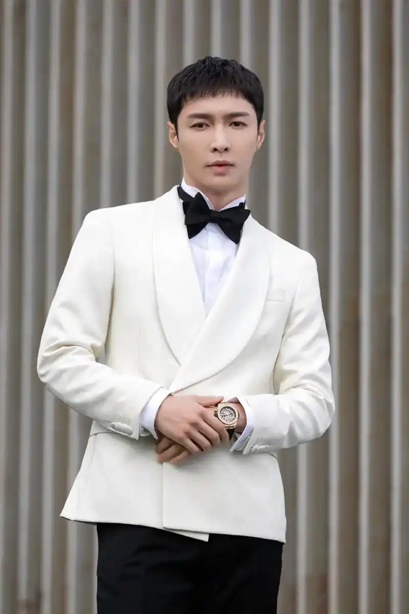 张艺兴北影节造型曝光,他身穿白色西装演绎恰到好处的矜贵优雅气 - 抖