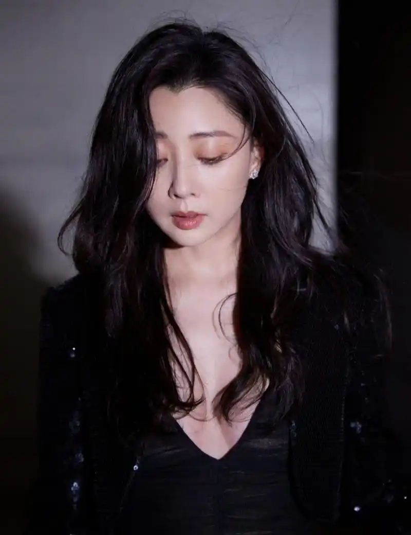 性感妩媚的#殷桃# 肤白貌美的容颜,窈窕曼妙的身材,丰满傲人的事业线