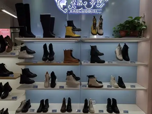 通过考察引进休闲四款,各柜组引进休闲小白鞋并进行系列化的陈列试销