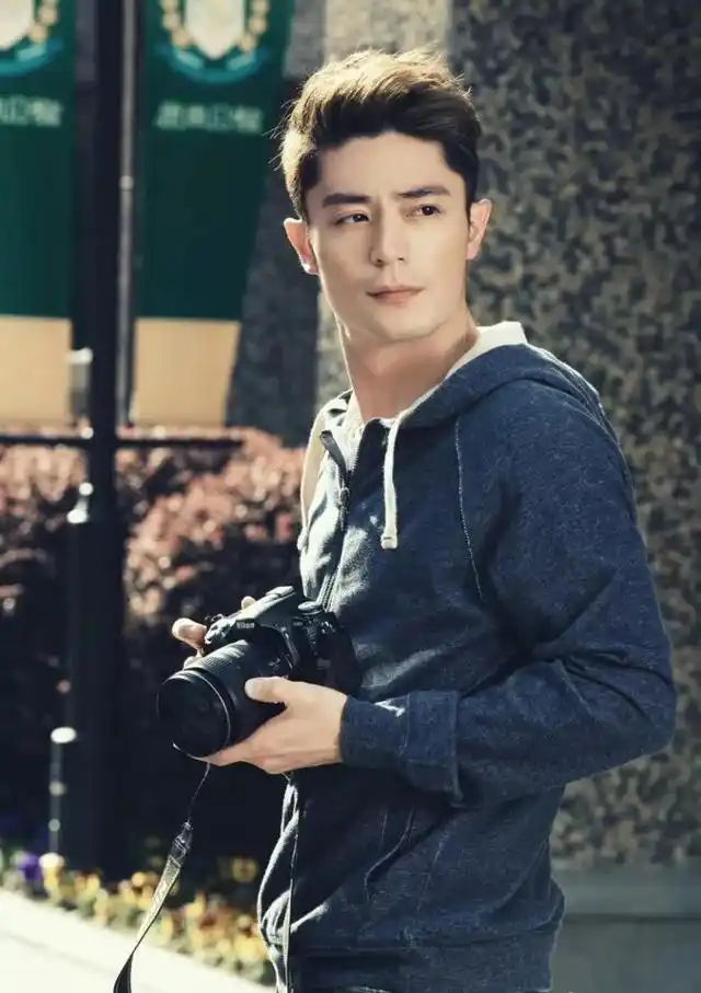 当时他们聊到谁皮肤好,辛芷蕾就开玩笑说霍建华的皮肤像白豆腐,然后