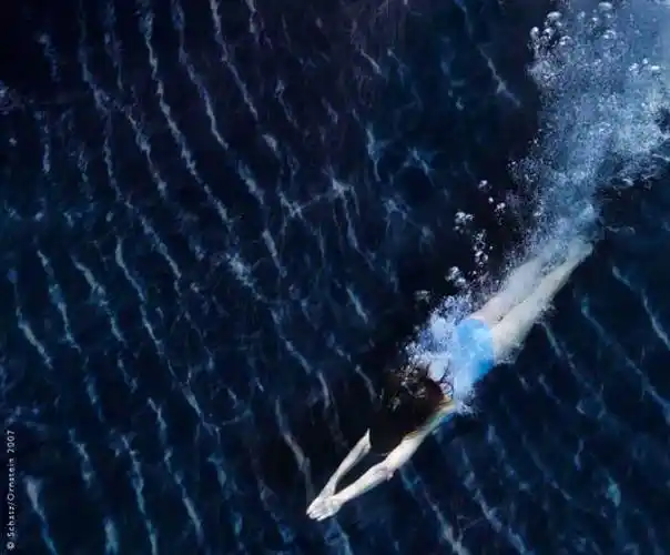 1992,howard schatz开始在室内的游泳池进行水下拍摄的实验.