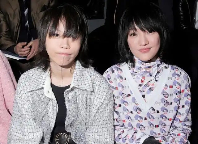 窦靖童周迅合体看秀,二人气质越来越像,窦靖童还曾帮周迅脱鞋