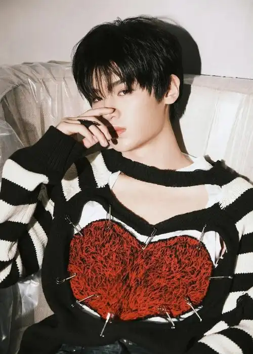 15黑白条纹爱心毛衣造型帅气拉满期待今晚的舞台#黄明昊爱心毛衣