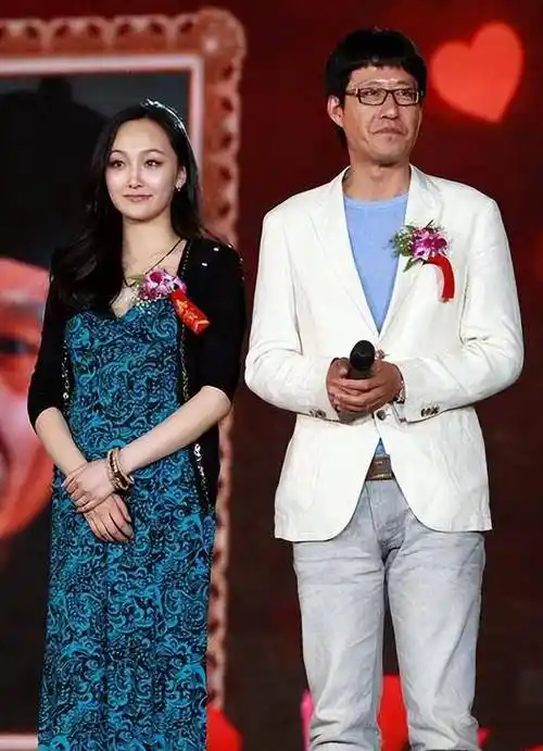 47岁的于震妻子辛月,颇为贵气,辛月身高169,系八零后中戏校花_方柏霓