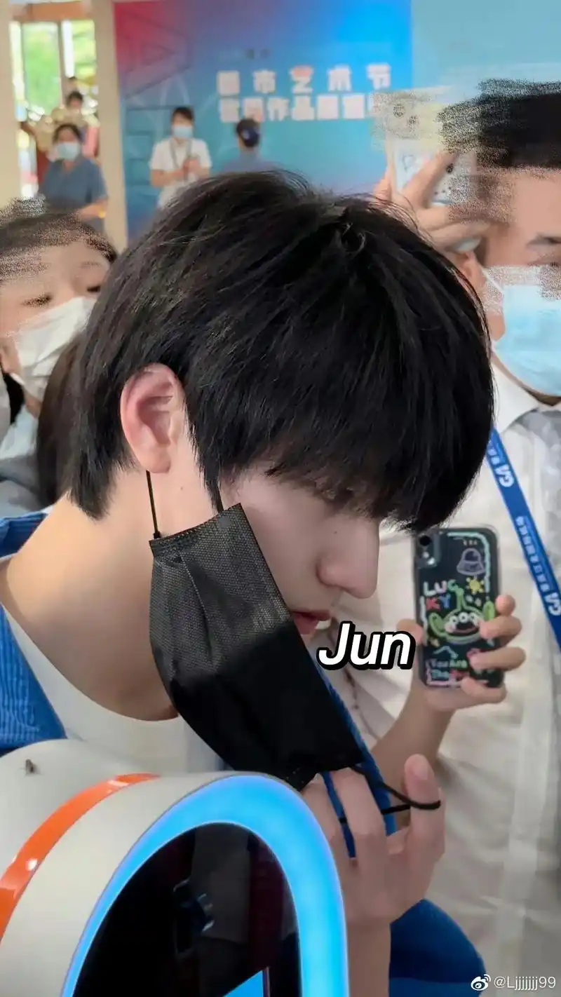 来看看朱志鑫机场素颜照99#朱志鑫机场素 - 抖音