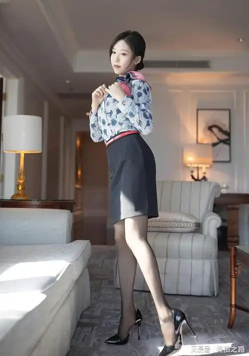 空姐制服装搭配黑丝高跟鞋的小姐姐多了几分性感美丽动人