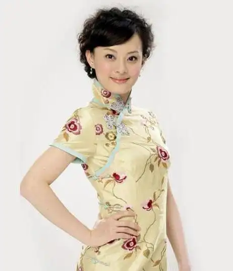 "娘娘"孙俪驾到了,孙俪一袭黄色旗袍上绣着略带暗红的花,高贵气质溢屏