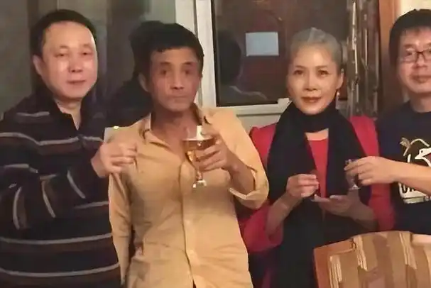 50岁田震近照:满头白发坦言看淡一切,与男友相恋20年不婚