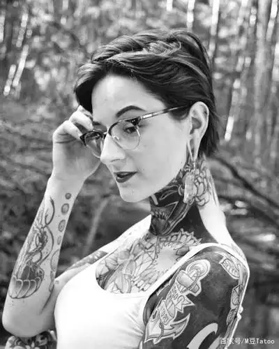 那咋们就来看看,有纹身的女生到底有多飒!