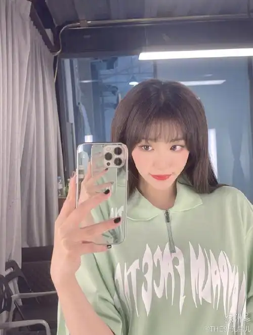 孔雪儿对镜拍六宫格#雪儿古装好漂亮呀超级有气质哈哈哈哈哈自拍几乎