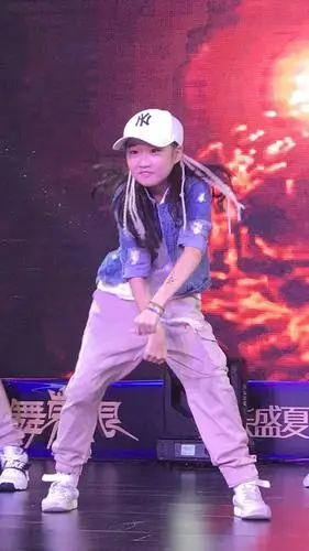 揭秘 财富 论坛开幕晚宴神秘串场女孩 爱跳街舞,会讲3国语言