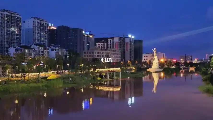 赖感受西昌月亮湖公园26的晚风