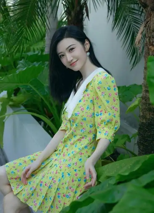 穿越时光,感受夏日与金秋的邂逅,景甜穿绿色碎花裙,清新怡人