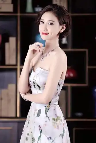 她念高中时就走红被传是雷佳音的前女友气质甜美身材高挑