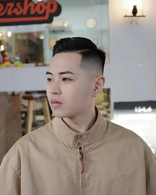 栗子头发型对于男生来说,真的很百搭,刘海位置的头发将将盖住发际线