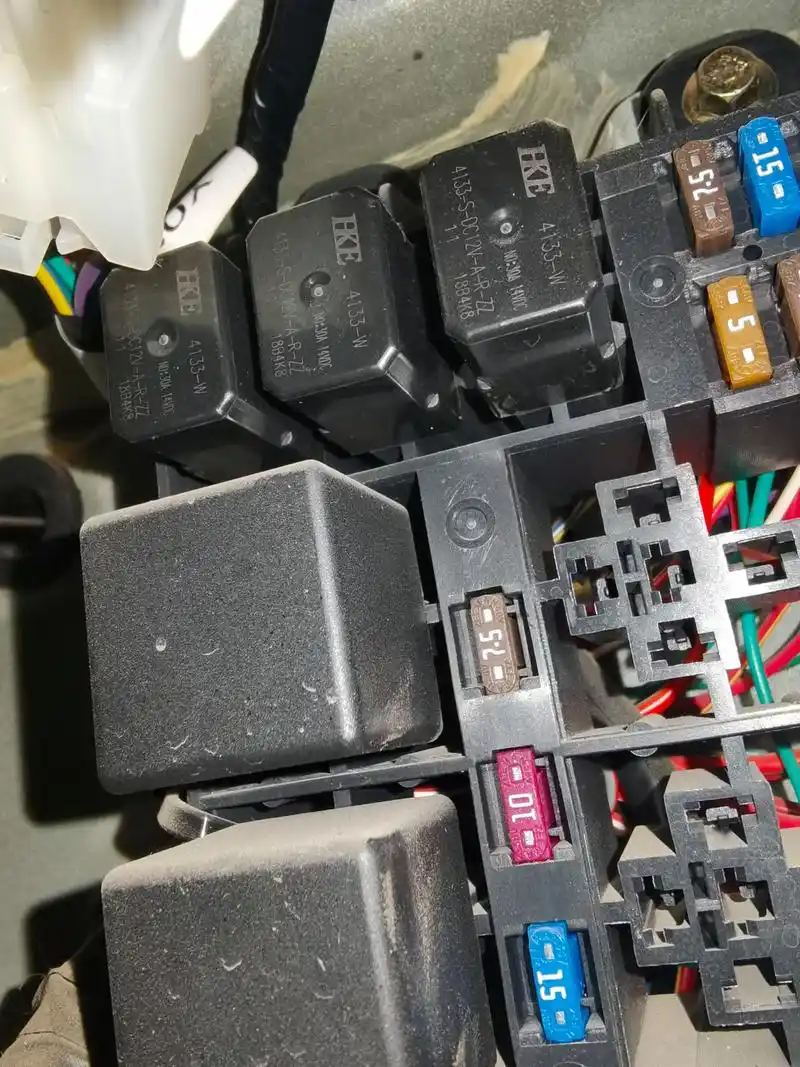 御捷电动汽车330雨刮保险丝自己更换