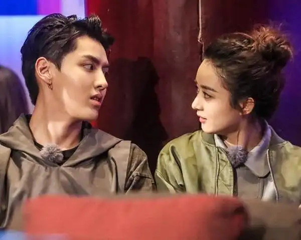 赵丽颖吴亦凡是炒作吗 二人甜蜜拥抱扎了粉丝的心