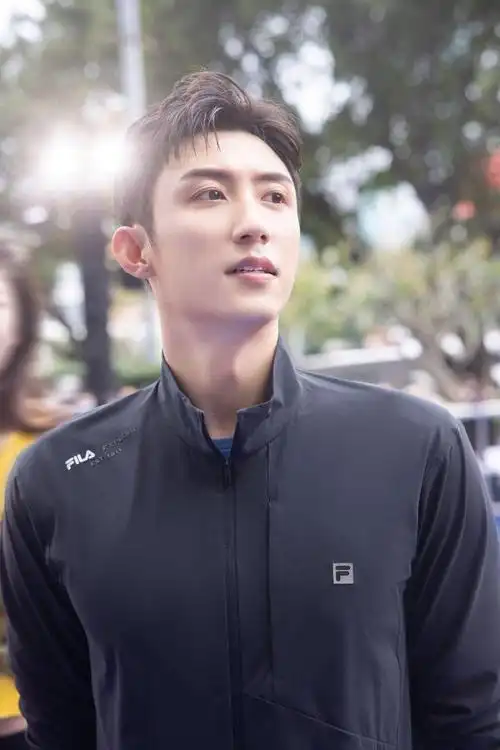 性感喉结男艺人7:易烊千玺「四字弟弟」易烊千玺从tfboys出发,从小就