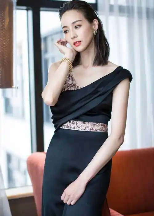 张钧甯厉害了,穿黑色拼接连衣裙身材高挑迷人,气质不输超模_时尚_裁剪