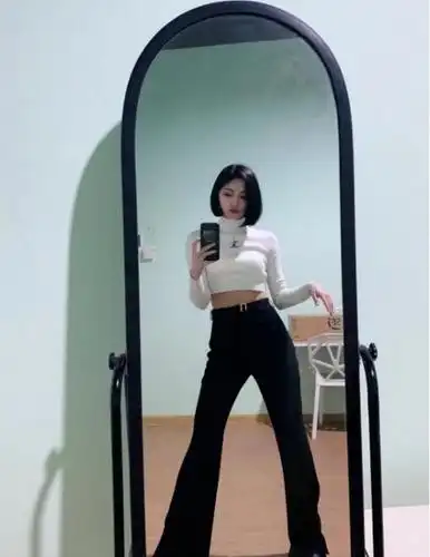 许佳琪把"露脐装"穿火了,开春这样穿魅力十足