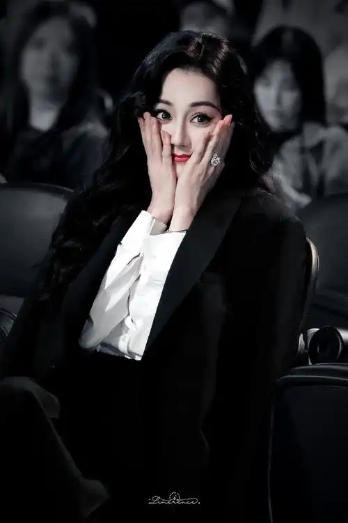 迪丽热巴超话#迪丽热巴高定地广#231217 星光大赏 内场亲爱的迪奥小姐