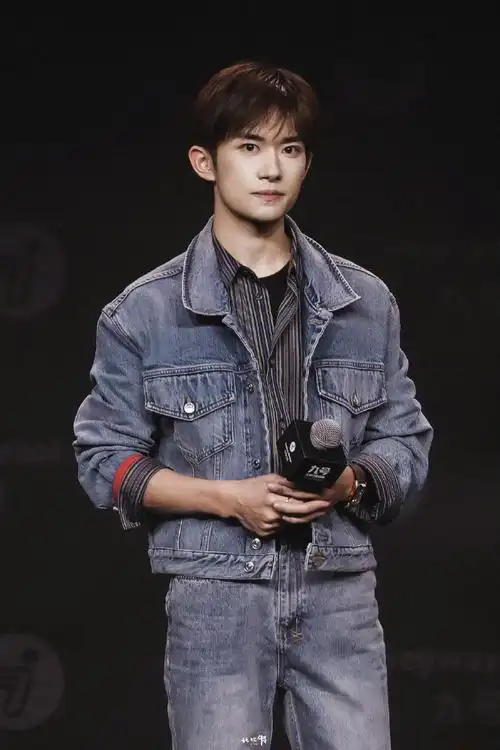 清清爽爽大帅哥(实体专单人第一版)#易烊千玺十稔终章皆成序##四字 易