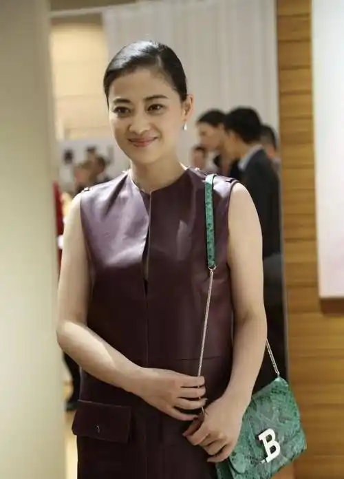 "梅婷"扎起马尾气质太减龄,穿简约皮质连衣裙,高级感扑面而来