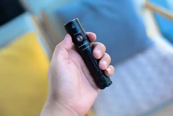 手机的手电筒,亮度非常有限,一些场景之下,仅能用作短距离的照明使用.