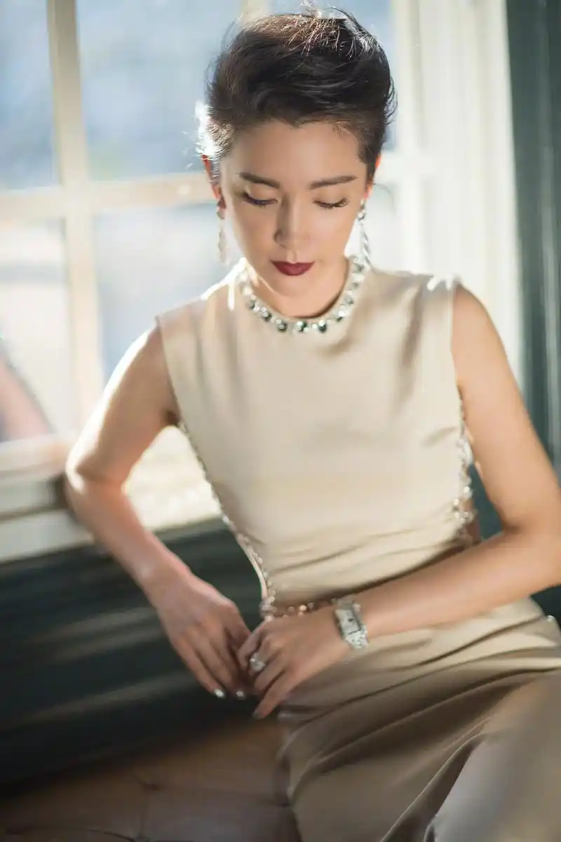 李冰冰受邀出席《巨齿鲨》美国首映礼,红毯上翩翩而来,一袭象牙白镶钻