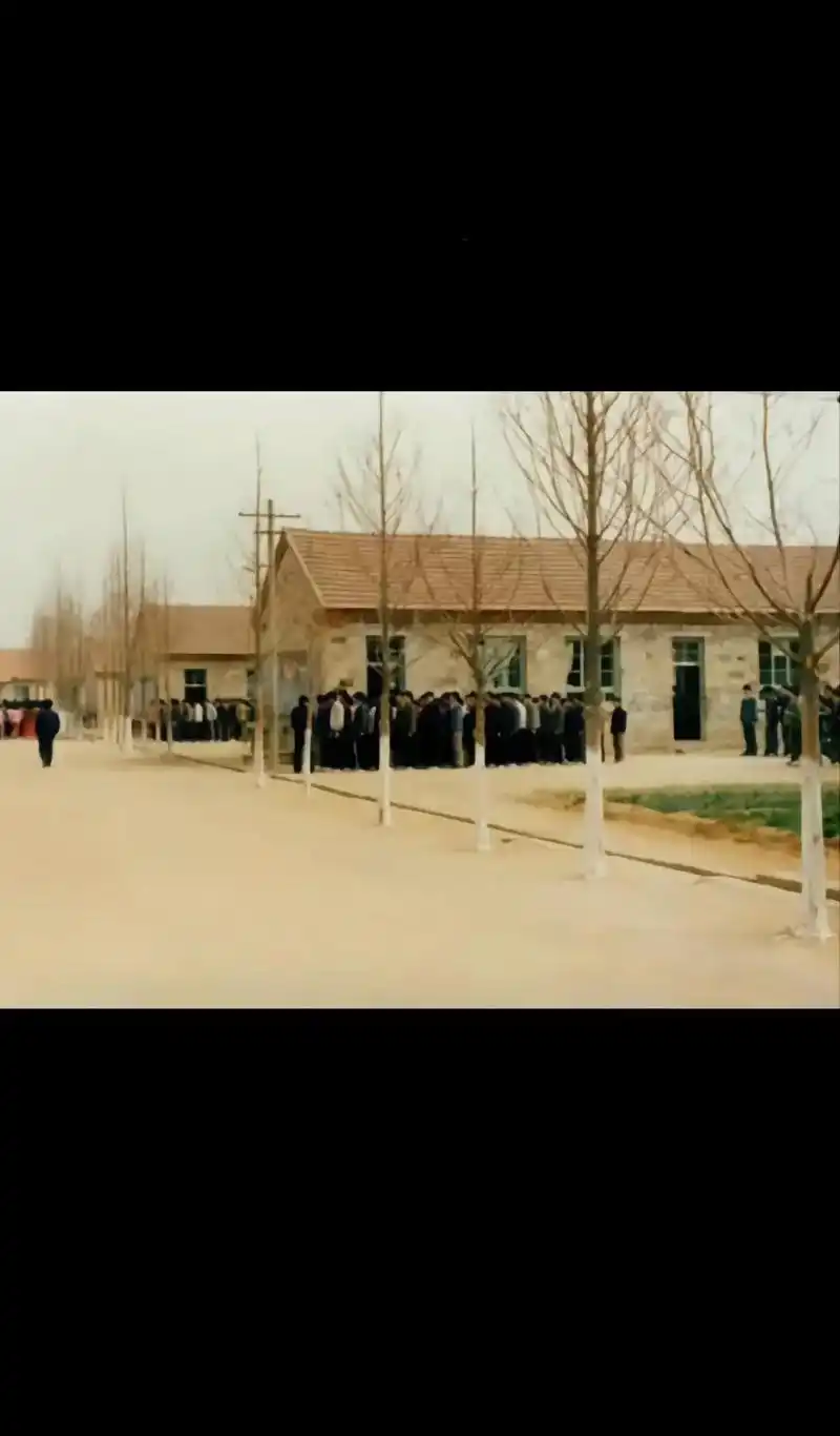 看看是你们的学校么#一张老照片的回忆  - 抖音