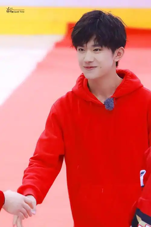 易烊千玺 #tfboys cwhl加拿大女子冰球联赛开球 高清