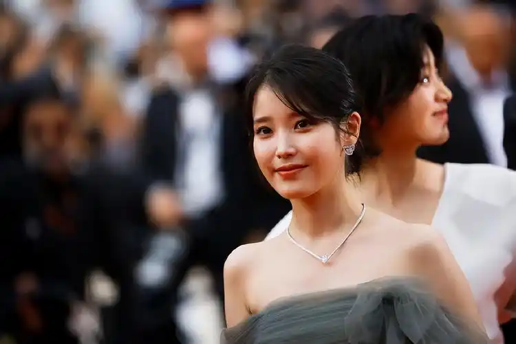 iu李知恩亮相戛纳红毯,烟灰色纱裙秀直角肩,网友:自信又美丽!