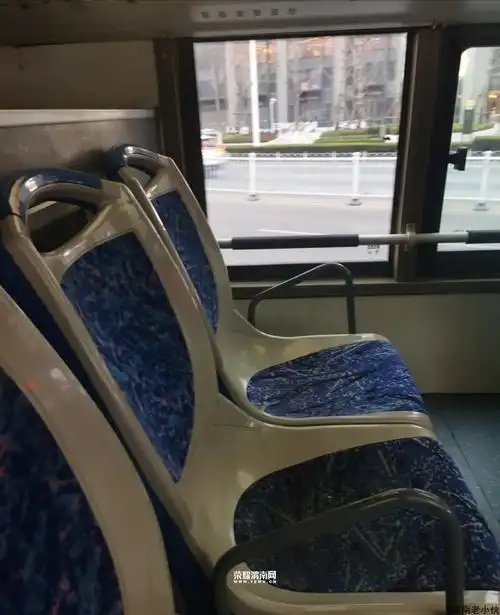 拍下你面前的东西# 坐公交就喜欢最后一排,有没有一样的