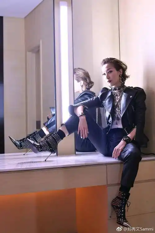 越老越时髦的典型,还要看50岁的郑秀文,造型百变不愧为时尚天后_图案